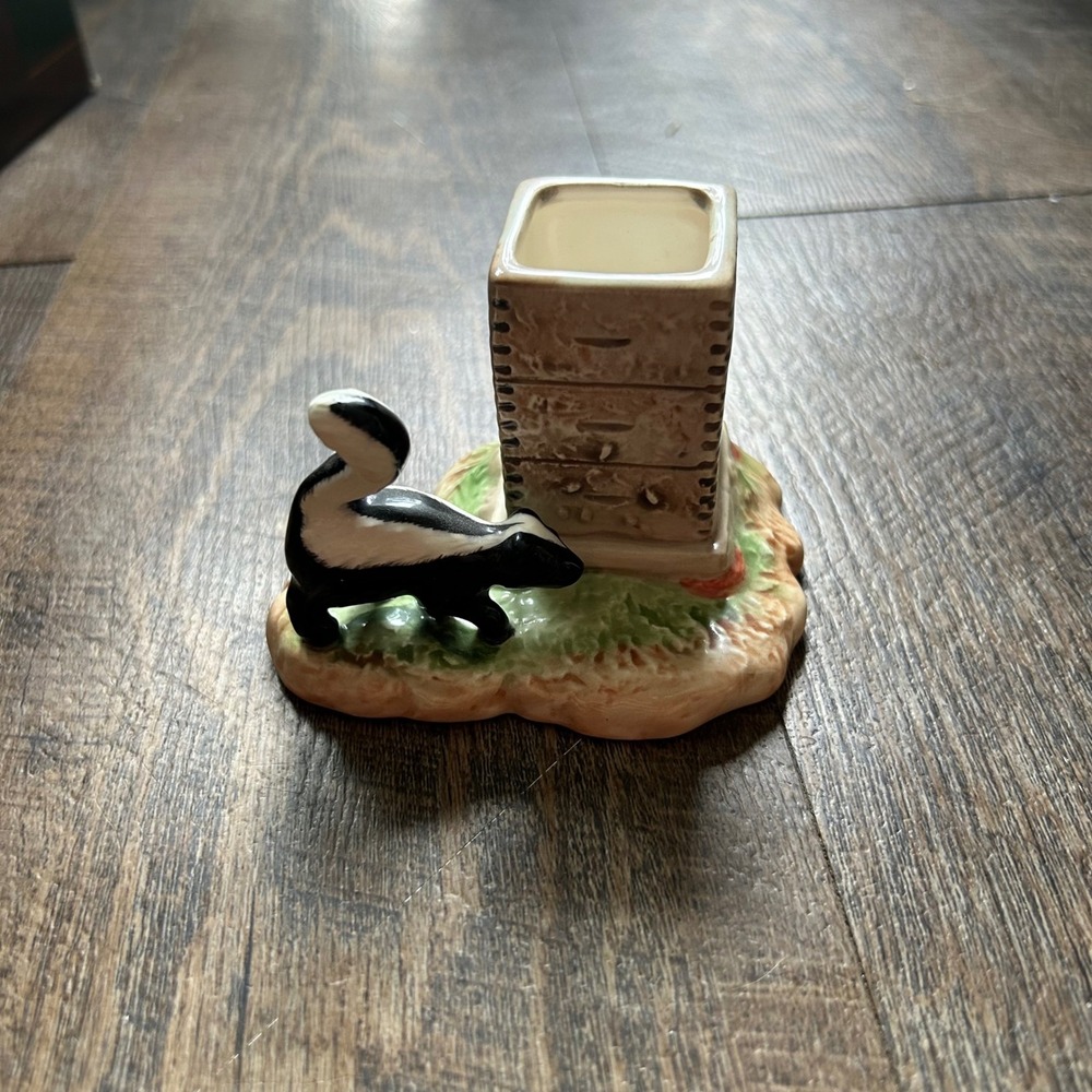 Vintage 1992 Schmid Lowell Davis Nosey Neighbor Skunk Ceramic Toothpick Holder